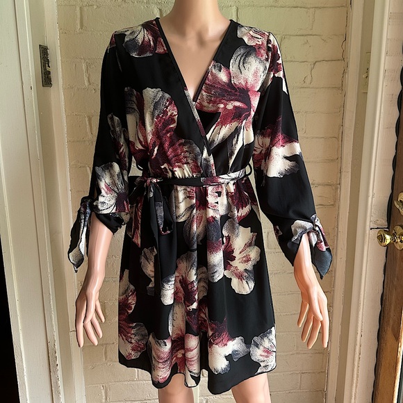 Charlotte Russe Dresses & Skirts - Charlotte Russe size small floral black cream purple summer dress